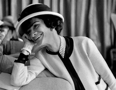 coco chanel prima giacca|La giacca Chanel: storia di un’icona senza tempo .